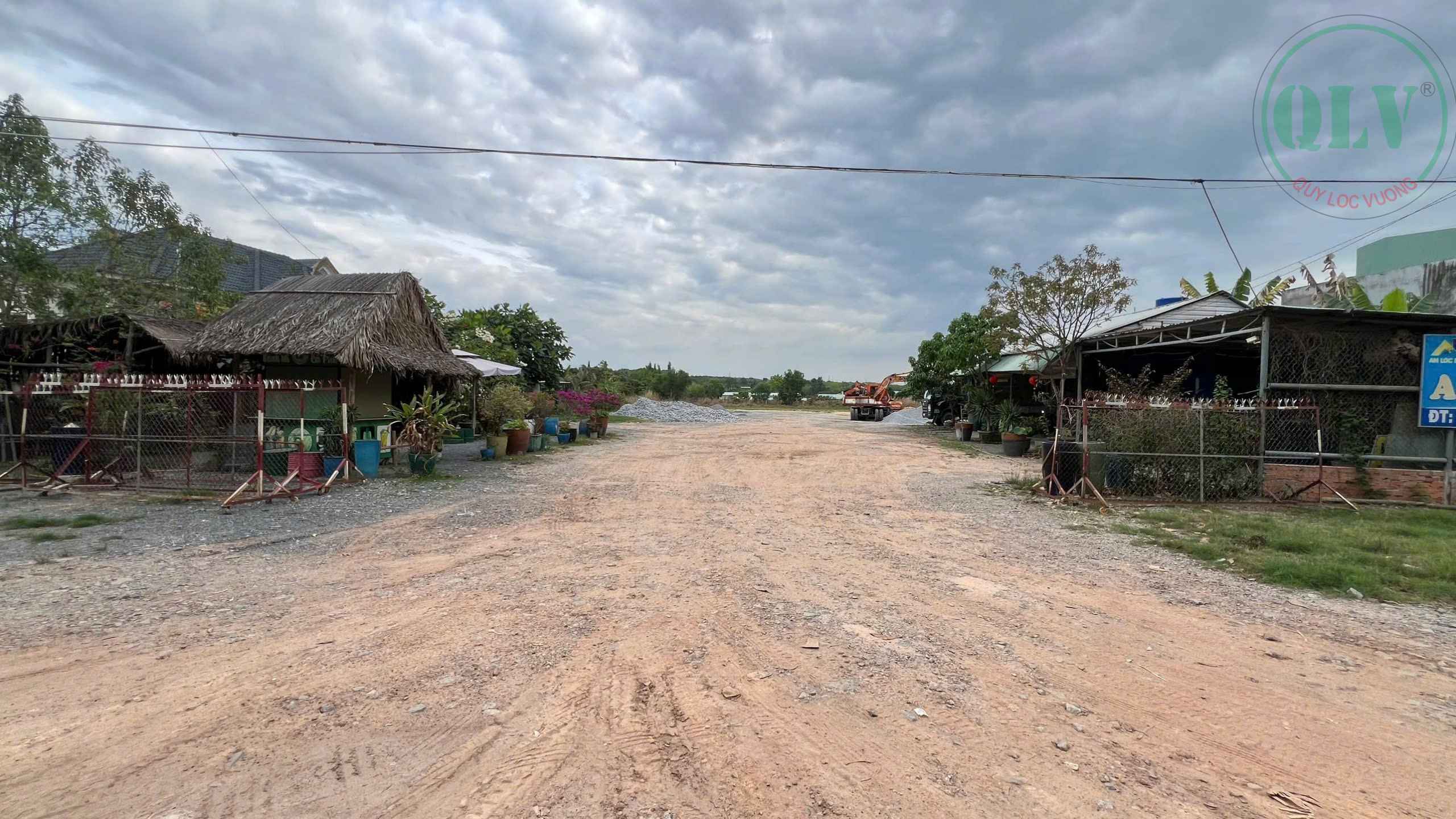 Cho thuê 8.000m2 đất mặt tiền làm bãi đậu xe ở Tân Định, Bến Cát, BD