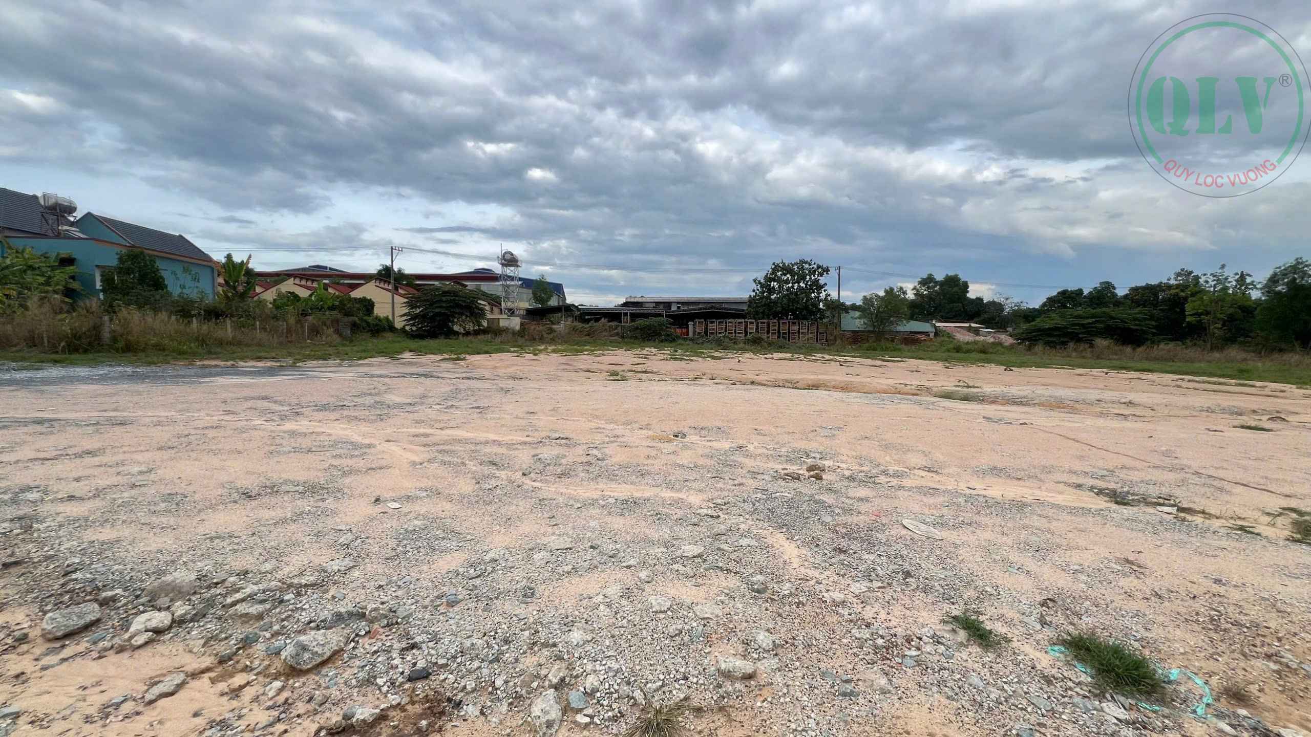 Cho thuê 8.000m2 đất mặt tiền làm bãi đậu xe ở Tân Định, Bến Cát, BD