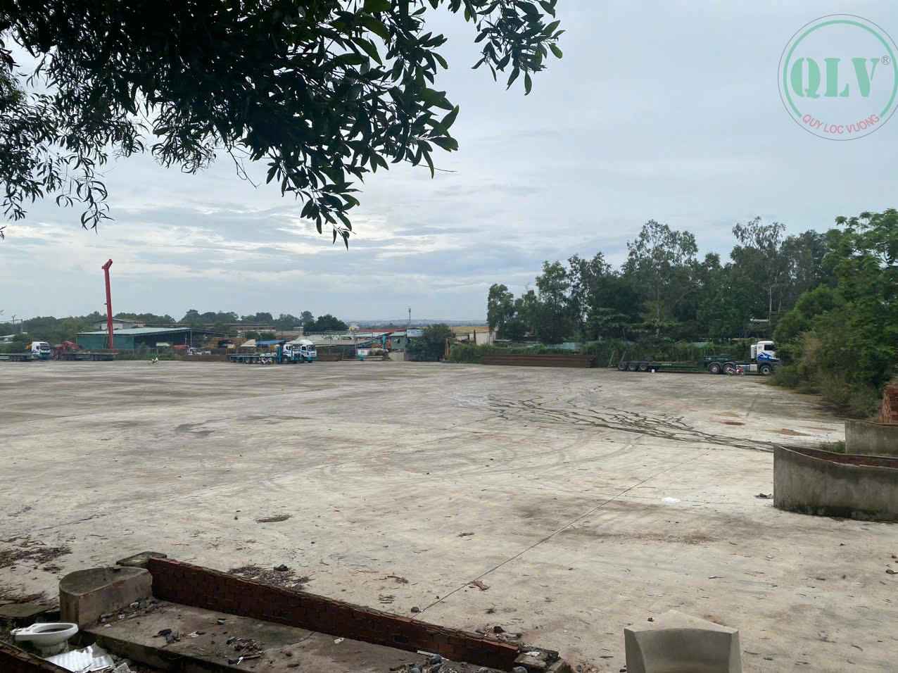 Cho thuê đất trống Quận 12, TP.HCM, rộng 23.000m2 - Cách QL1A chỉ 500m, vị trí cực đẹp. Đất đã đổ nền bê tông sạch sẽ, xe container ra vào thuận tiện