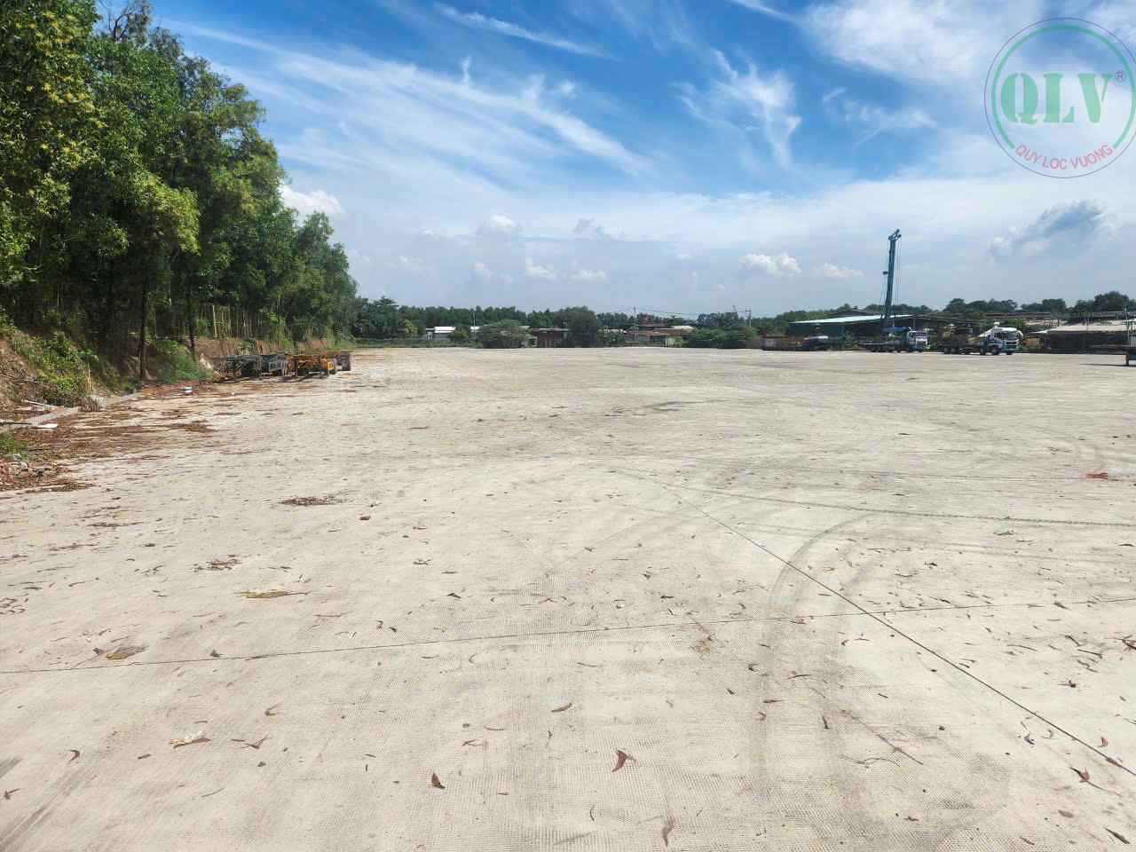 Cho thuê đất trống Quận 12, TP.HCM, rộng 23.000m2 - Cách QL1A chỉ 500m, vị trí cực đẹp. Đất đã đổ nền bê tông sạch sẽ, xe container ra vào thuận tiện